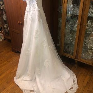 Oleg Cassini Collections size 4 wedding dress .